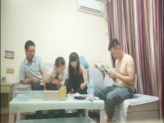 换妻传媒】约巨乳夫妻4P交换~玩成人游戏调情~扶着肥臀后入~两个奶子操的直晃动