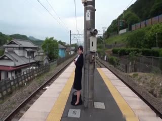 KIL-017-ふらっと立ち寄った地方の駅のホームで偶然10秒目が合った女はヤレる？